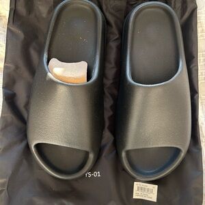 Yeezy Slides Black size 10 NWT
